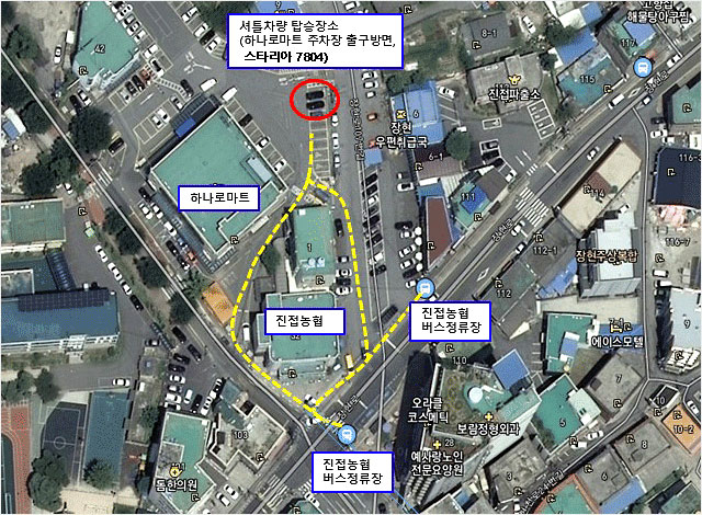 셔틀차량 탑승장소(하나로마트 주차장 출구방면, 스타리아7804)이며 앞에는 진접농협과 버스정류장이 두곳이 있습니다
